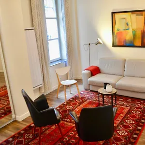 https://1-bedroom-flat-in-central-marais.fr-paris.fr